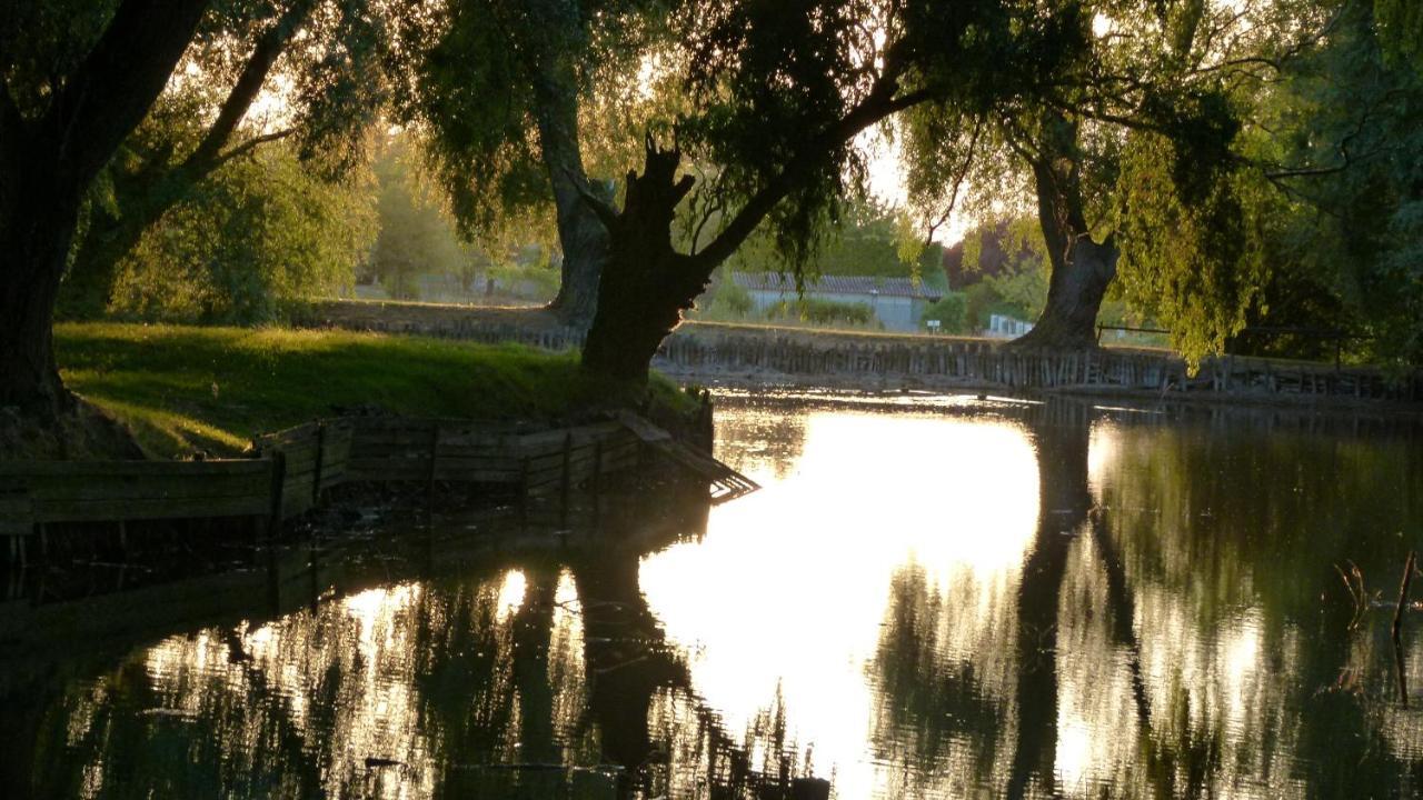 Domaine De Roullet Hotel Buitenkant foto